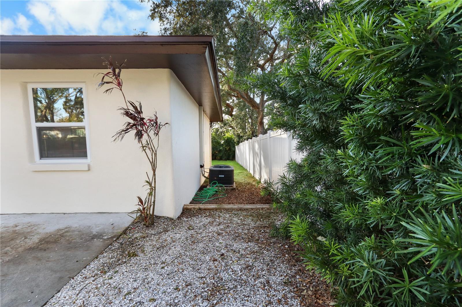 Listing photo id 20 for 772 Palmer Road