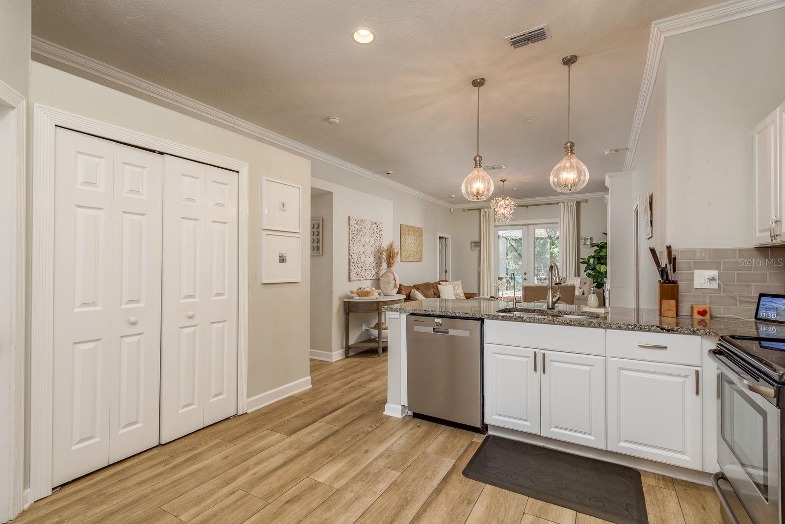 Listing photo id 9 for 5801 Erhardt Drive