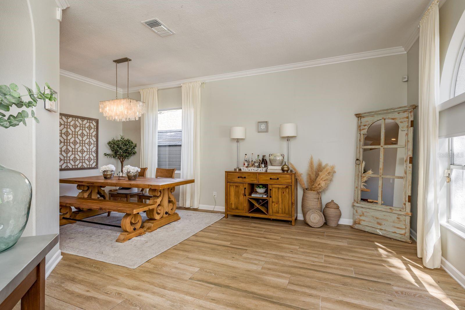 Listing photo id 3 for 5801 Erhardt Drive