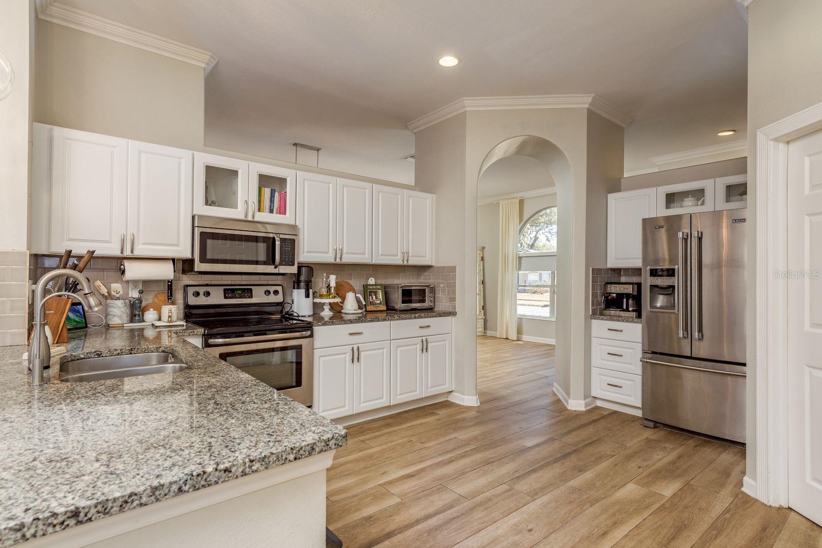 Listing photo id 7 for 5801 Erhardt Drive