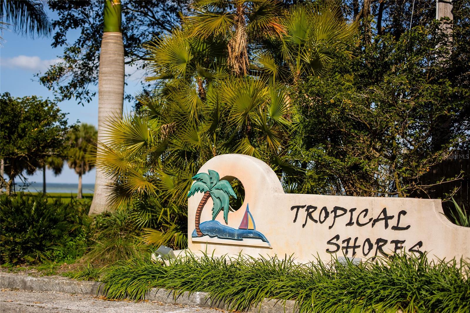 Image 2 of 36 For 2209 Sunrise Drive Se