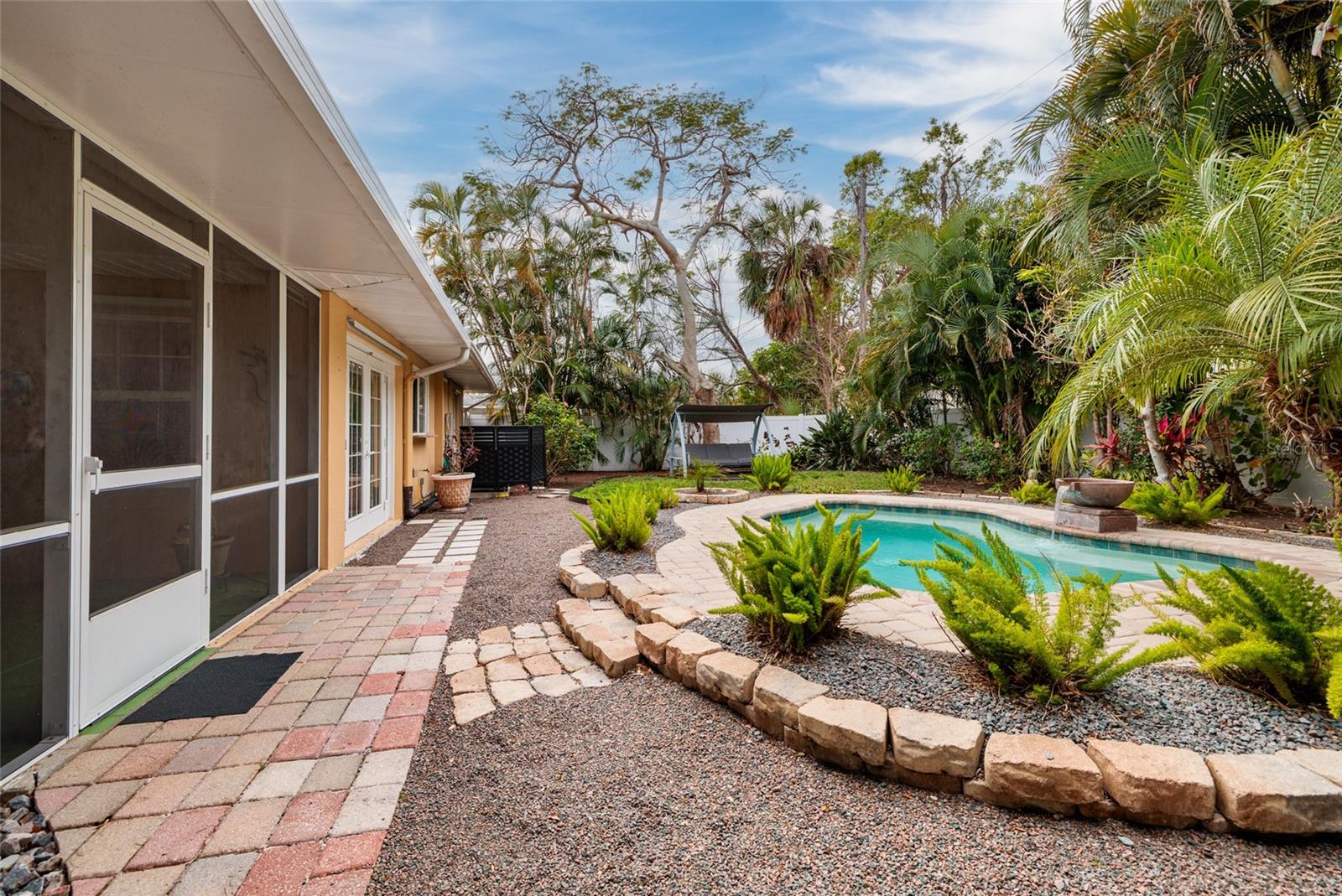 Image 21 of 36 For 2209 Sunrise Drive Se