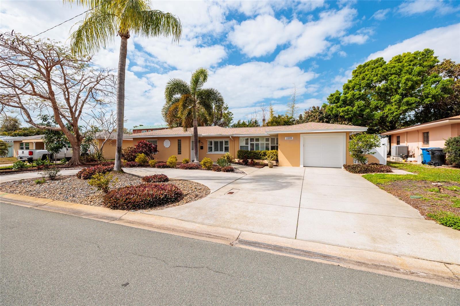 Image 3 of 36 For 2209 Sunrise Drive Se