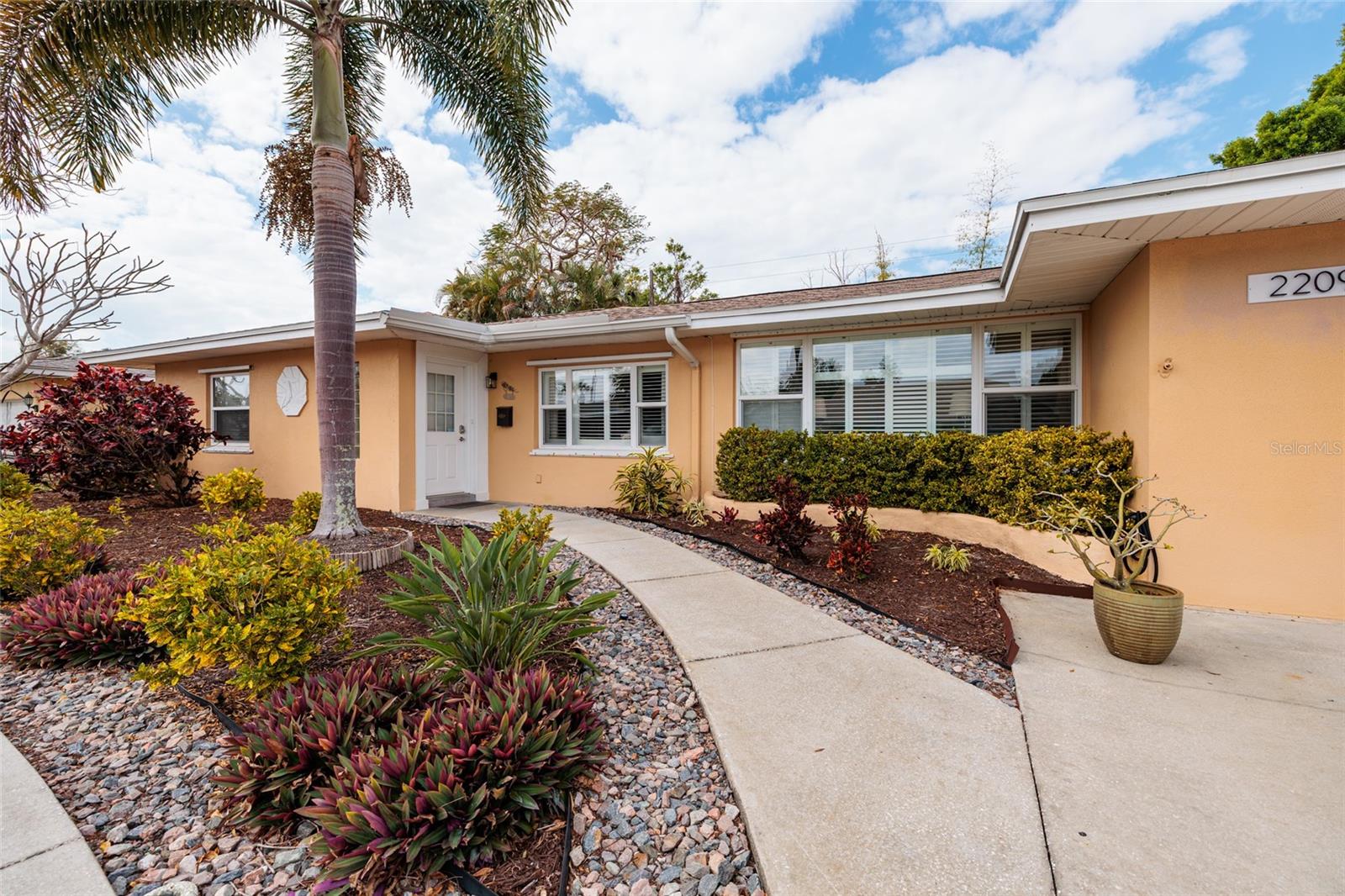 Image 4 of 36 For 2209 Sunrise Drive Se