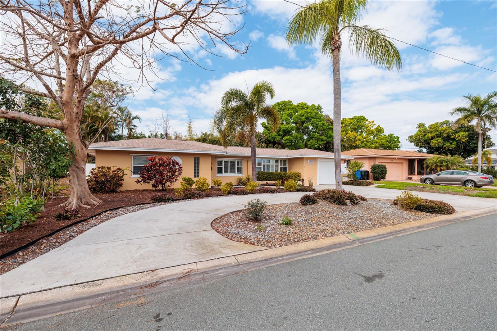 Image 5 of 36 For 2209 Sunrise Drive Se