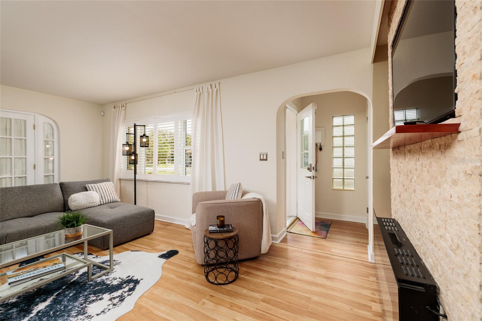 Image 6 of 36 For 2209 Sunrise Drive Se