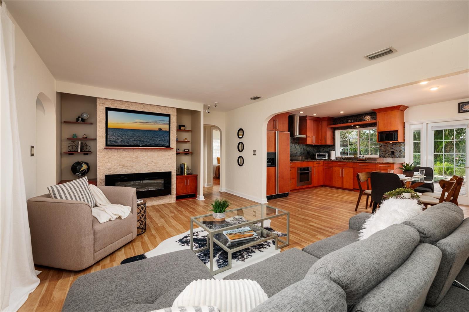 Image 8 of 36 For 2209 Sunrise Drive Se