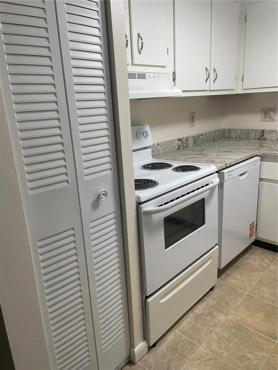 Image 11 of 17 For 7701 Starkey Road 622