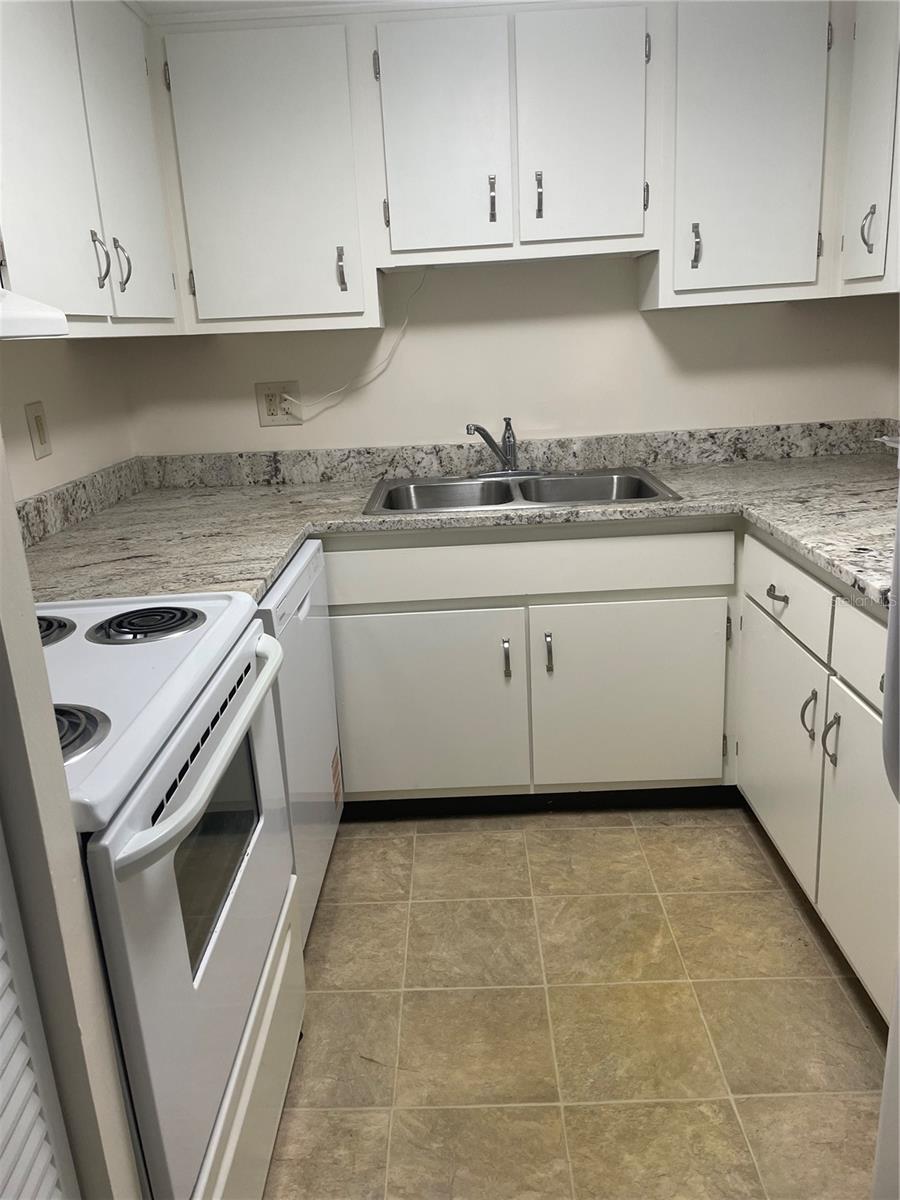 Image 8 of 17 For 7701 Starkey Road 622