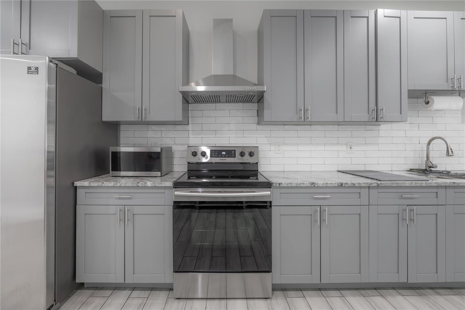 Listing photo id 8 for 2341 Chestnut Street