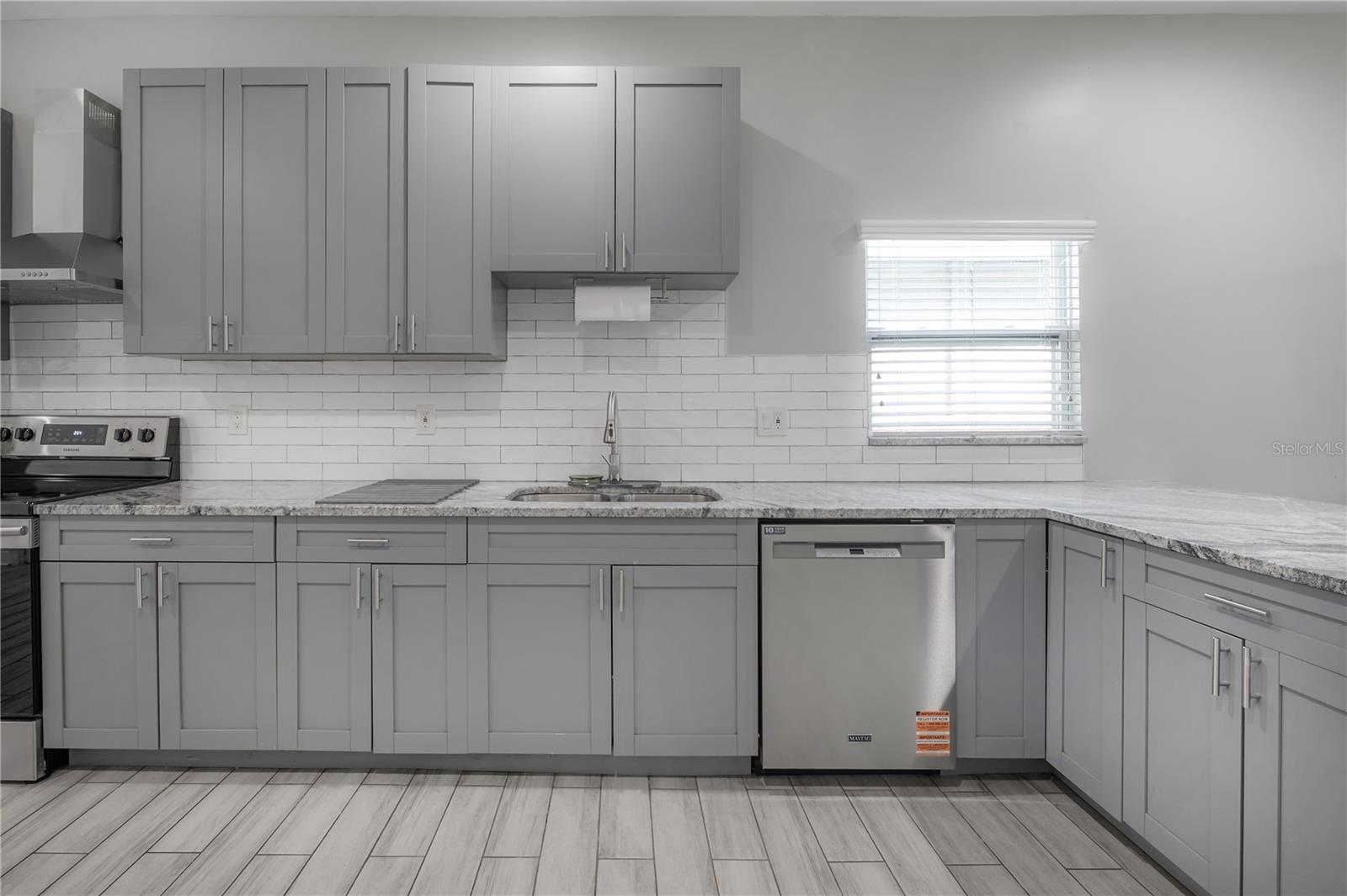 Listing photo id 9 for 2341 Chestnut Street