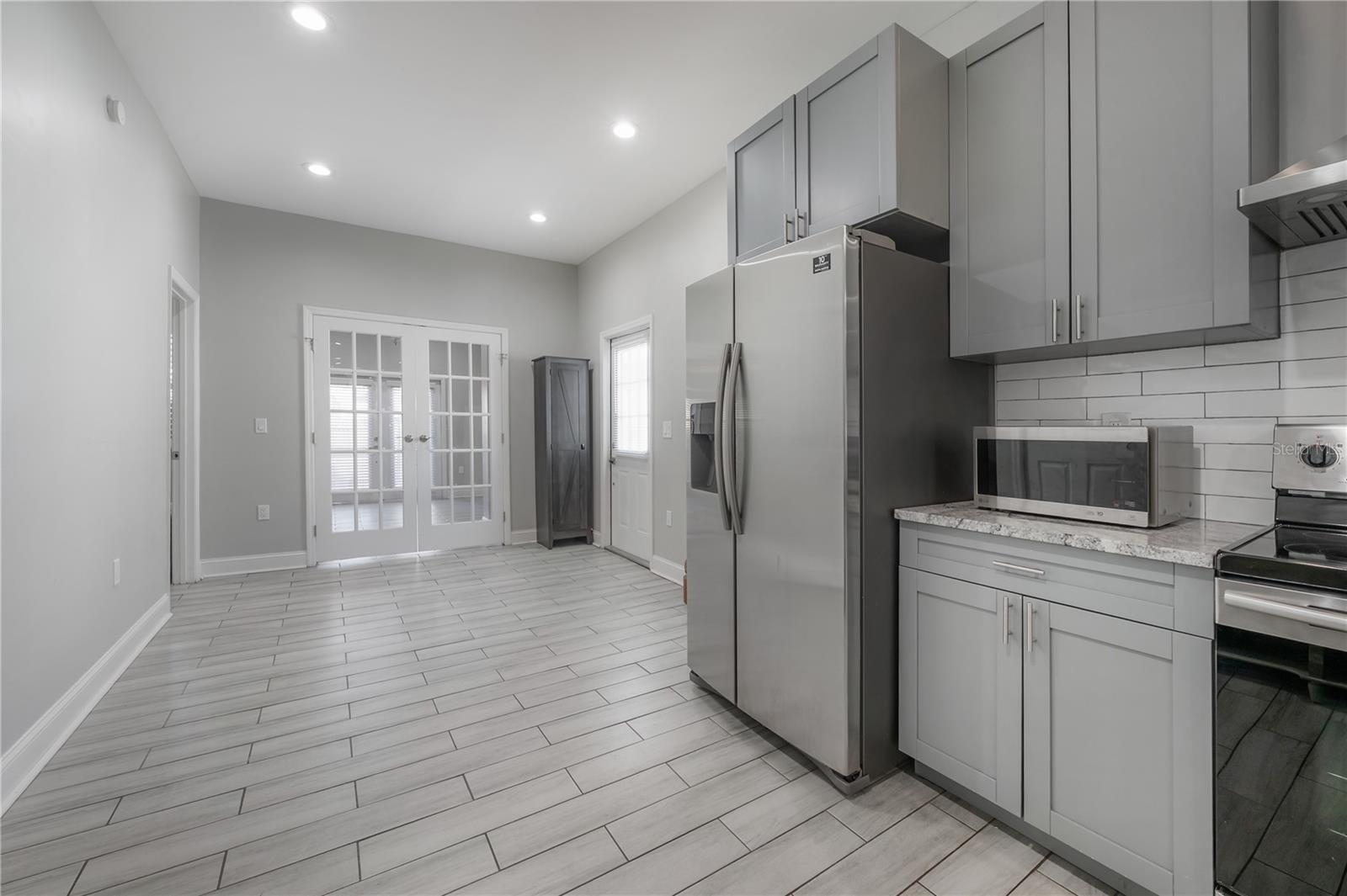 Listing photo id 10 for 2341 Chestnut Street