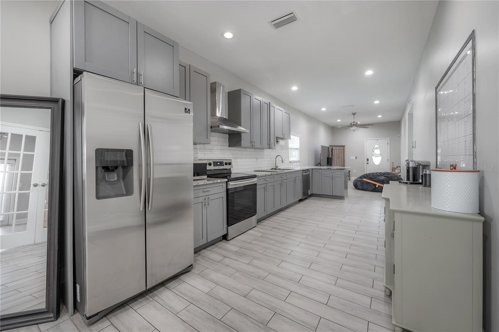 Listing photo id 11 for 2341 Chestnut Street