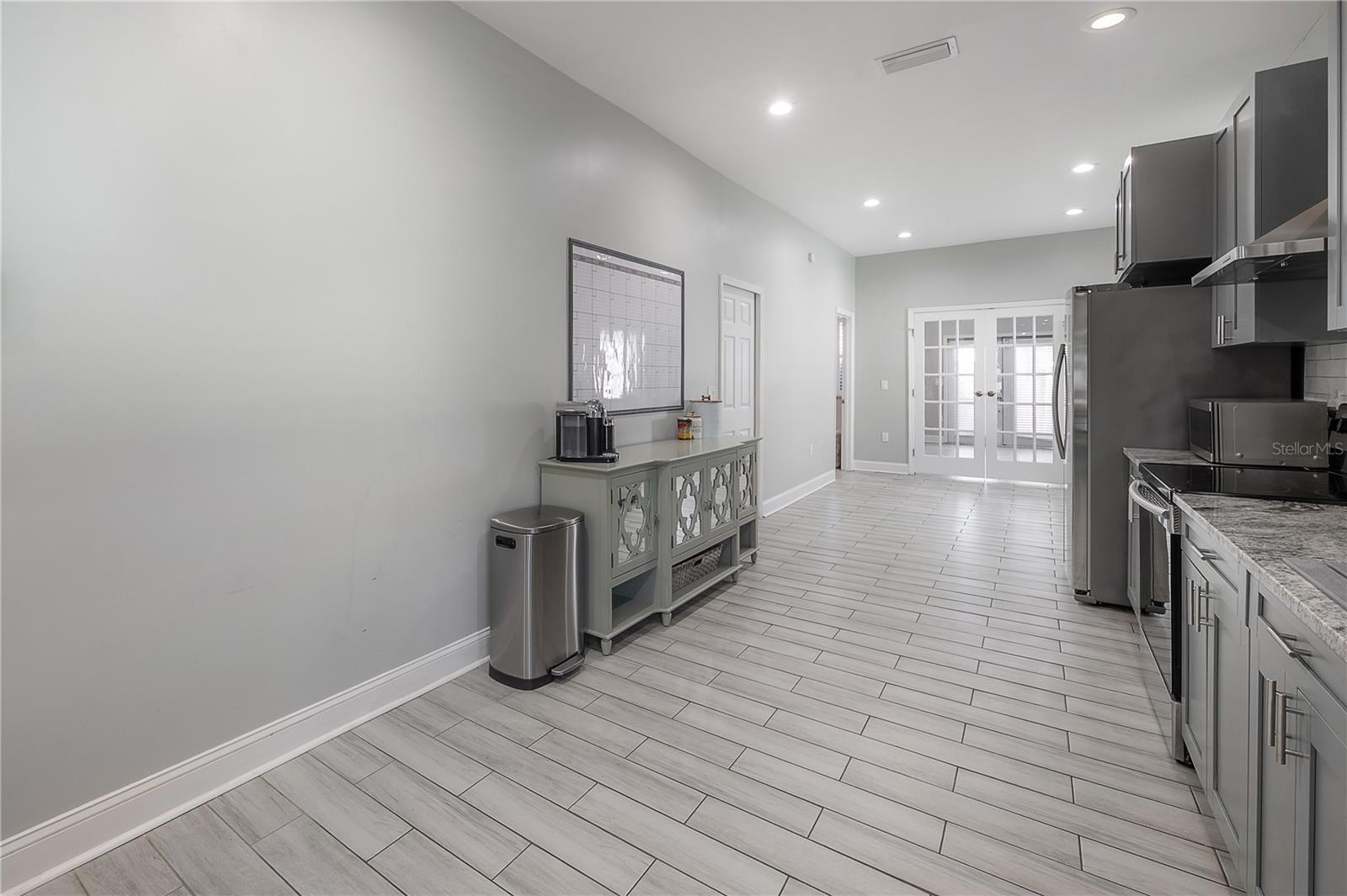 Listing photo id 12 for 2341 Chestnut Street