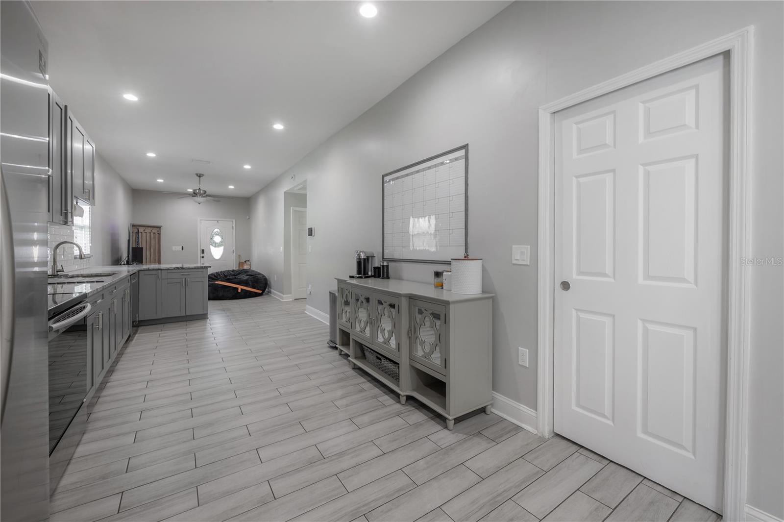 Listing photo id 13 for 2341 Chestnut Street