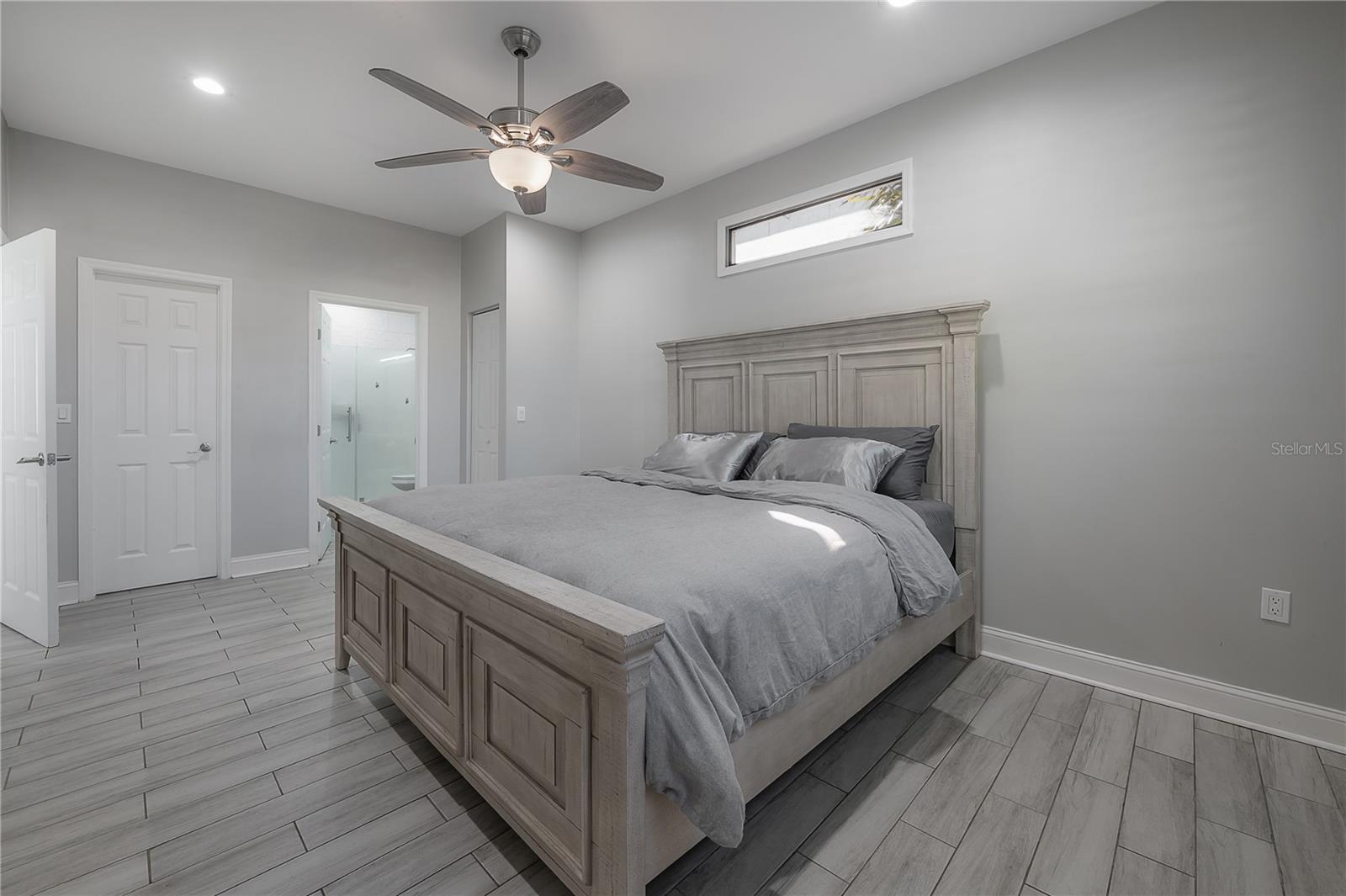 Listing photo id 15 for 2341 Chestnut Street