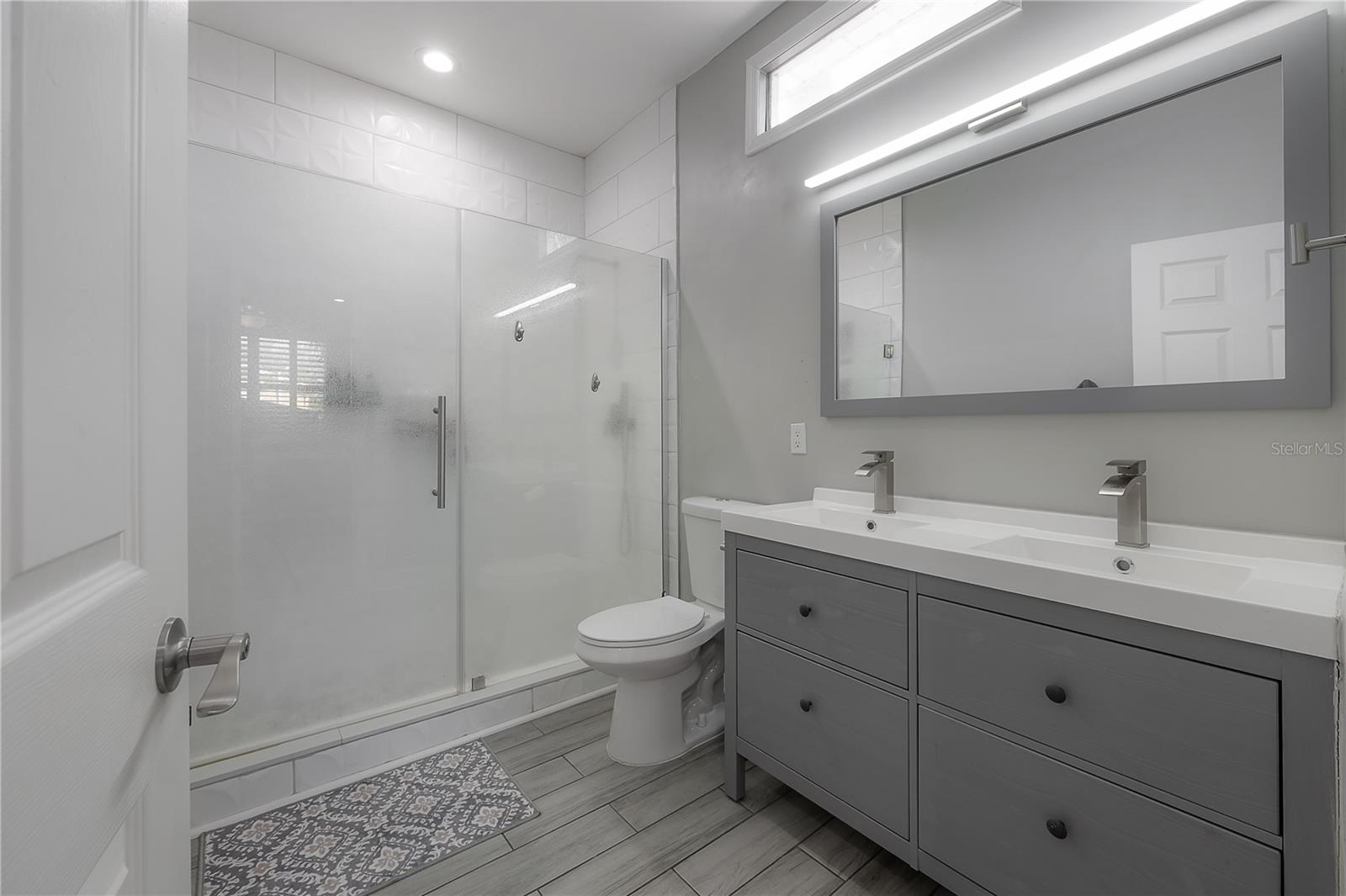 Listing photo id 16 for 2341 Chestnut Street