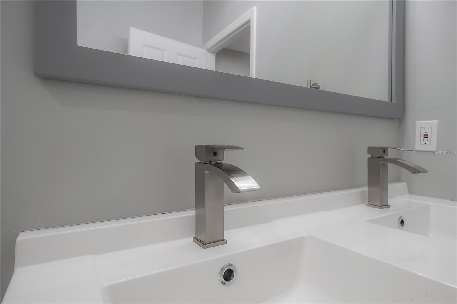 Listing photo id 18 for 2341 Chestnut Street