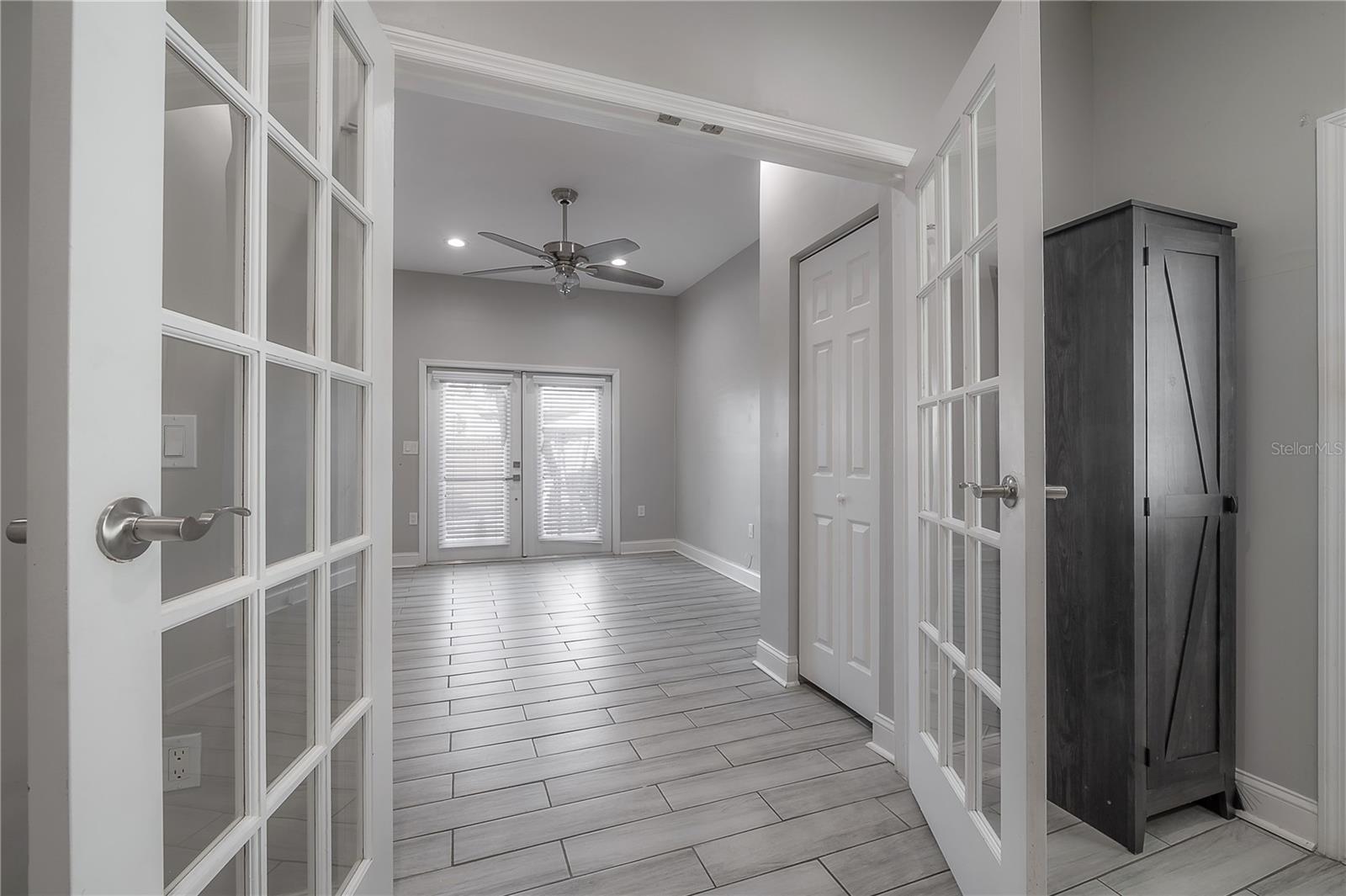 Listing photo id 27 for 2341 Chestnut Street