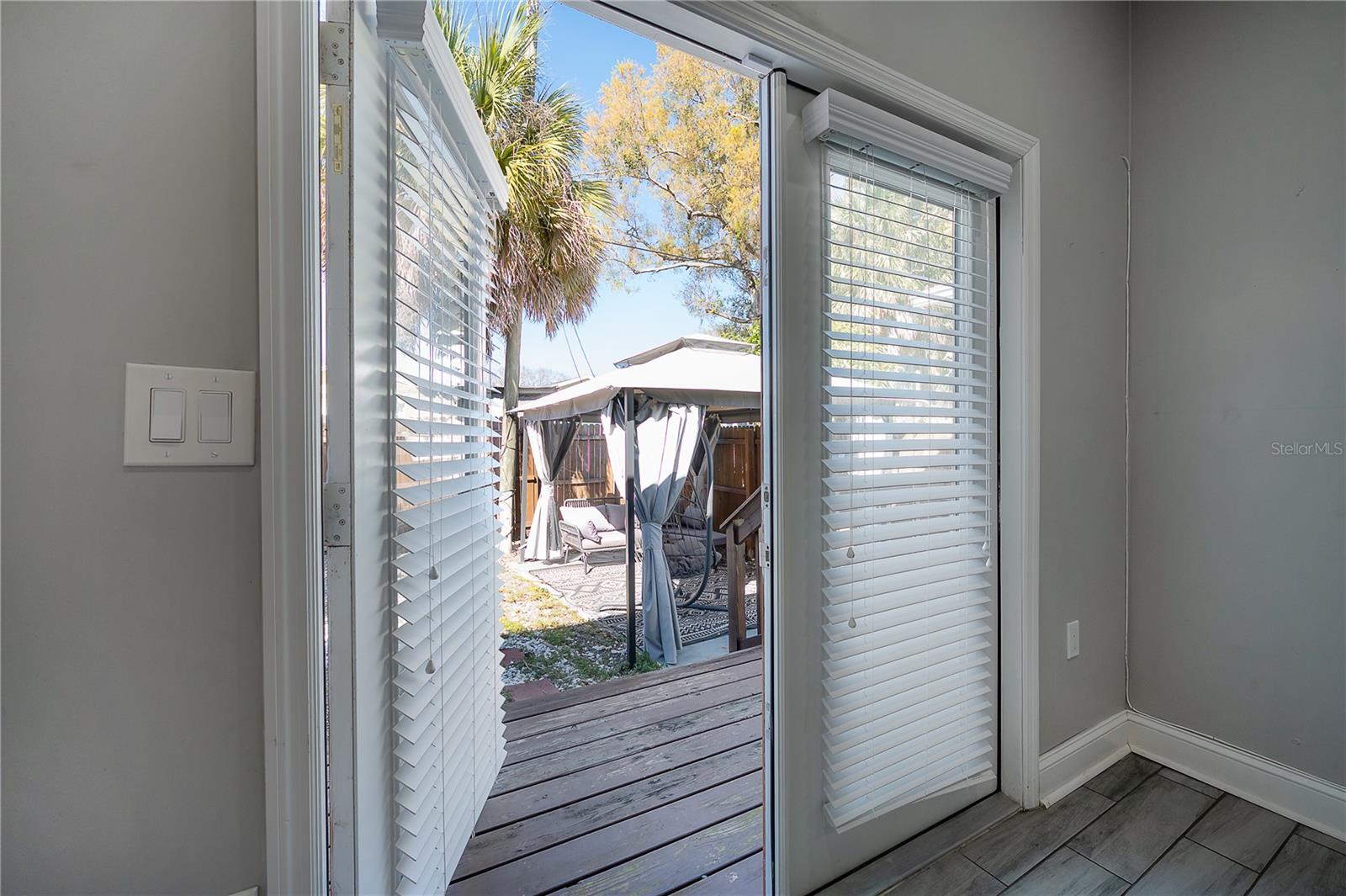 Listing photo id 29 for 2341 Chestnut Street