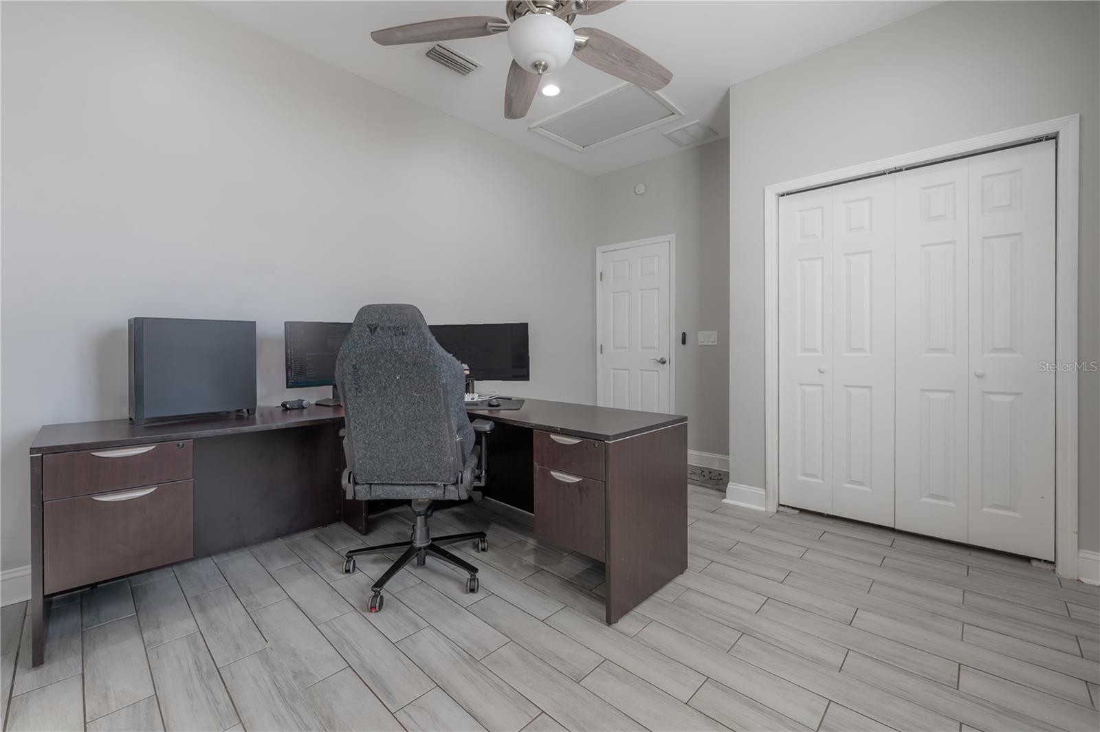 Listing photo id 31 for 2341 Chestnut Street