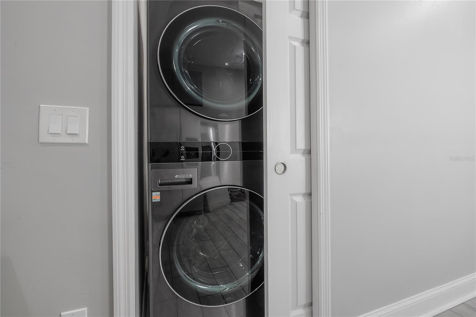 Listing photo id 32 for 2341 Chestnut Street