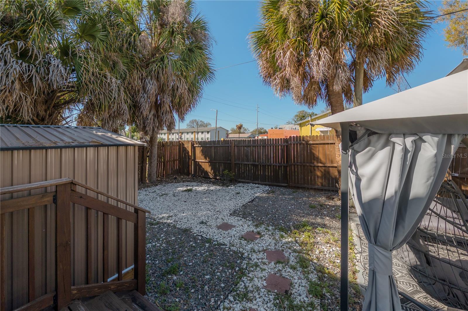 Listing photo id 33 for 2341 Chestnut Street