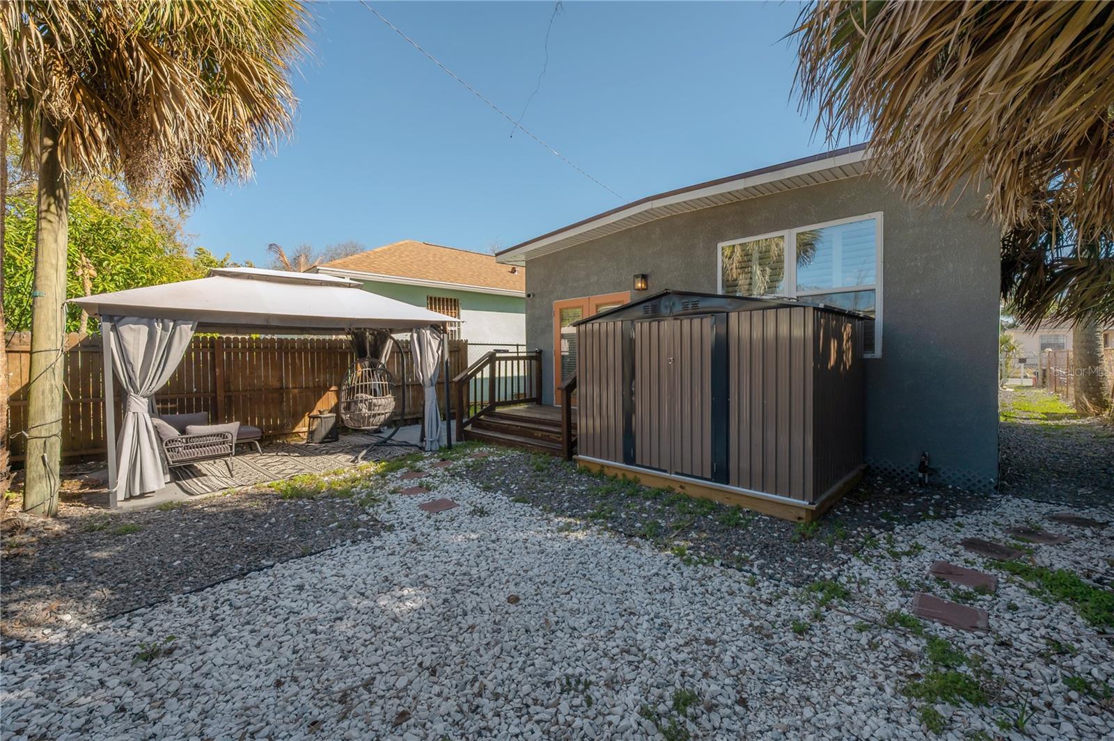 Listing photo id 34 for 2341 Chestnut Street