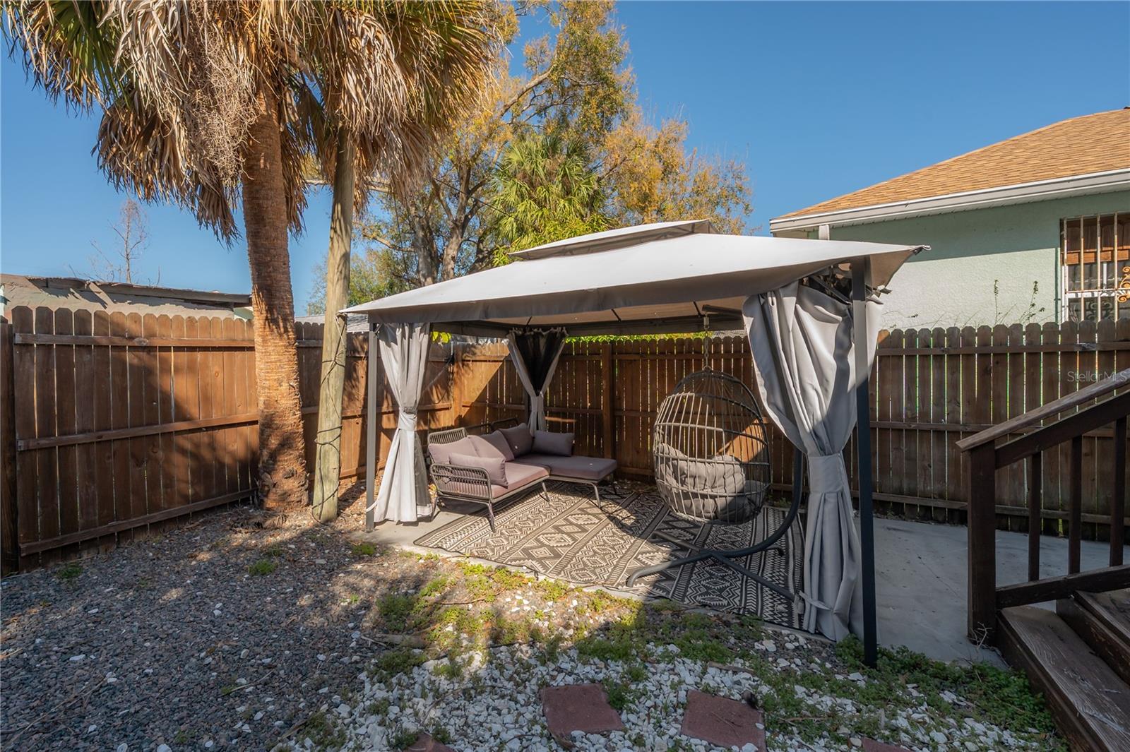 Listing photo id 35 for 2341 Chestnut Street