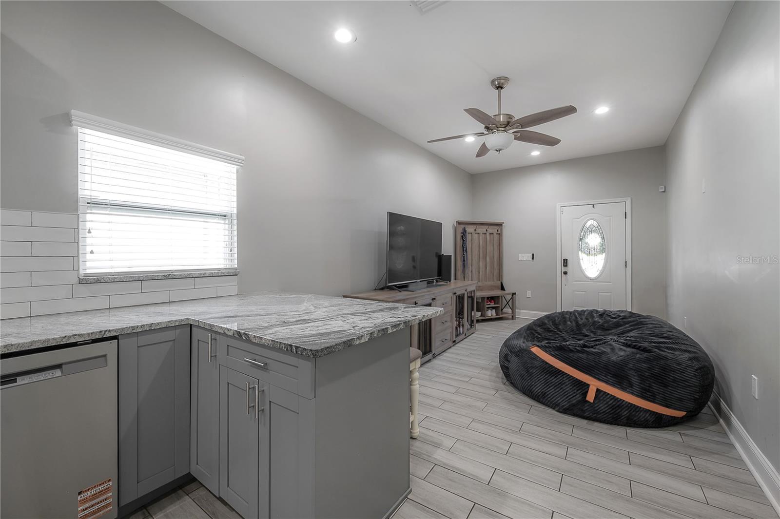 Listing photo id 5 for 2341 Chestnut Street