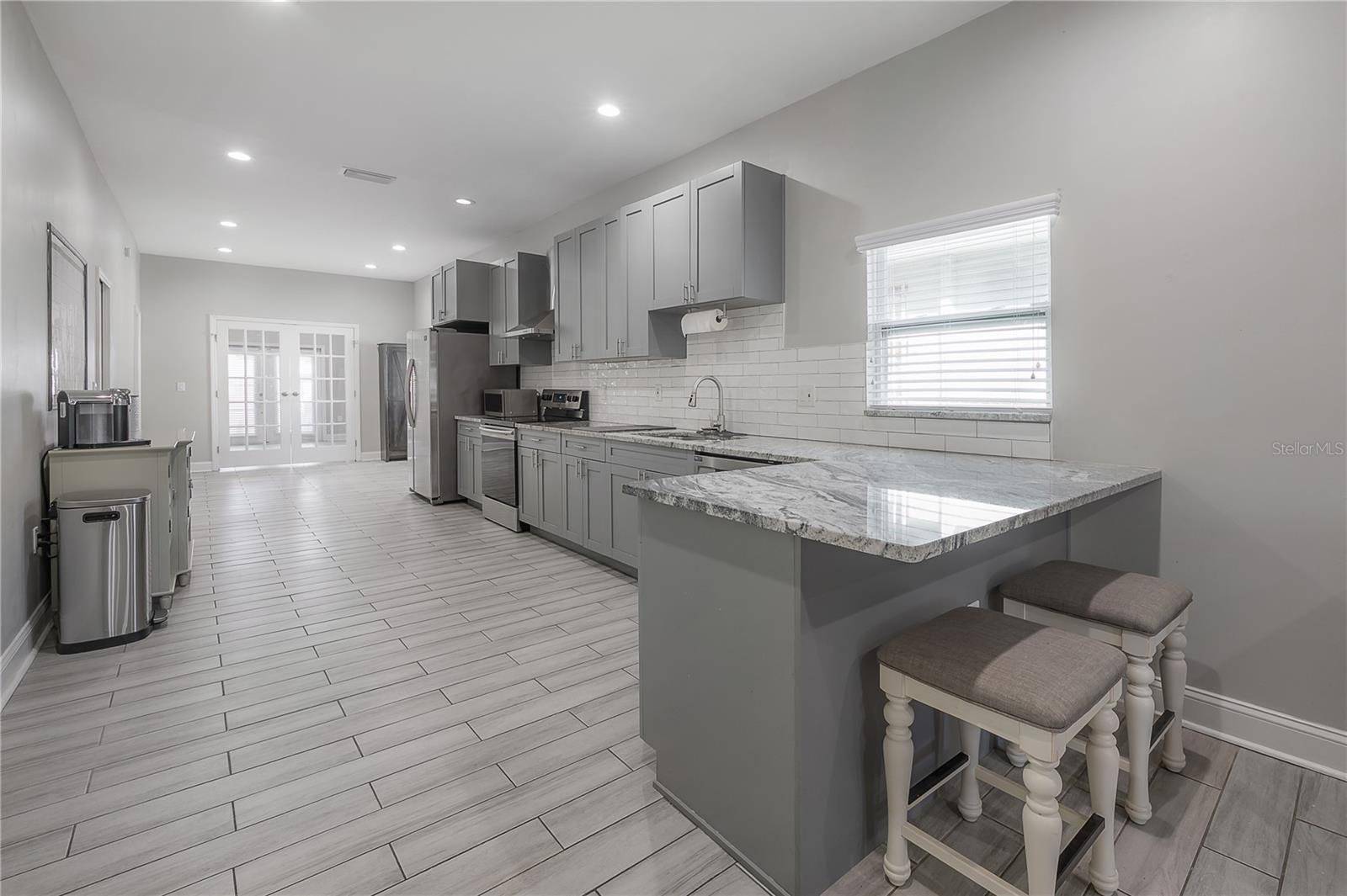 Listing photo id 6 for 2341 Chestnut Street