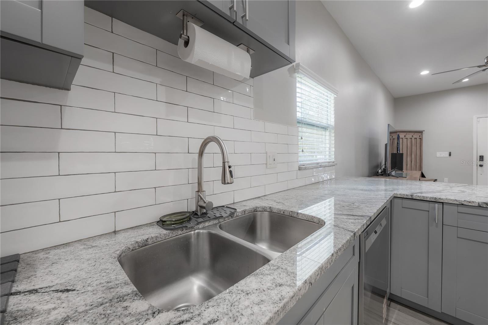 Listing photo id 7 for 2341 Chestnut Street