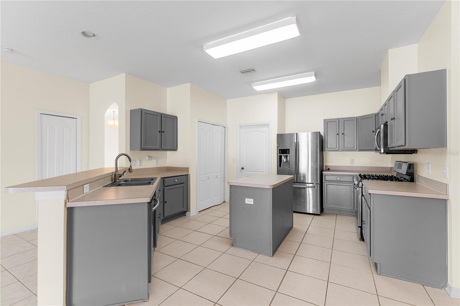 Listing photo id 14 for 10416 Meadow Spring Drive