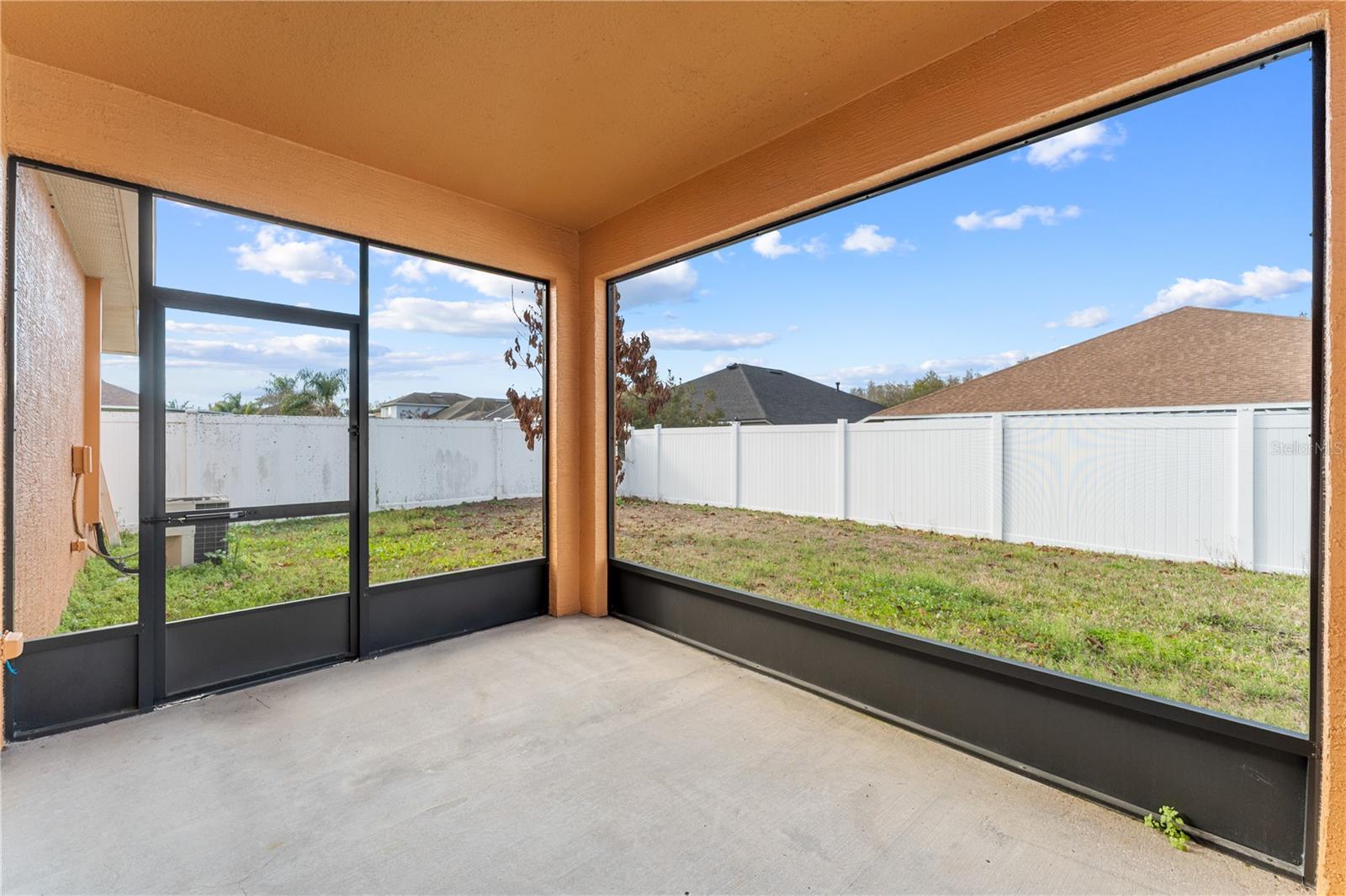 Listing photo id 1 for 10416 Meadow Spring Drive