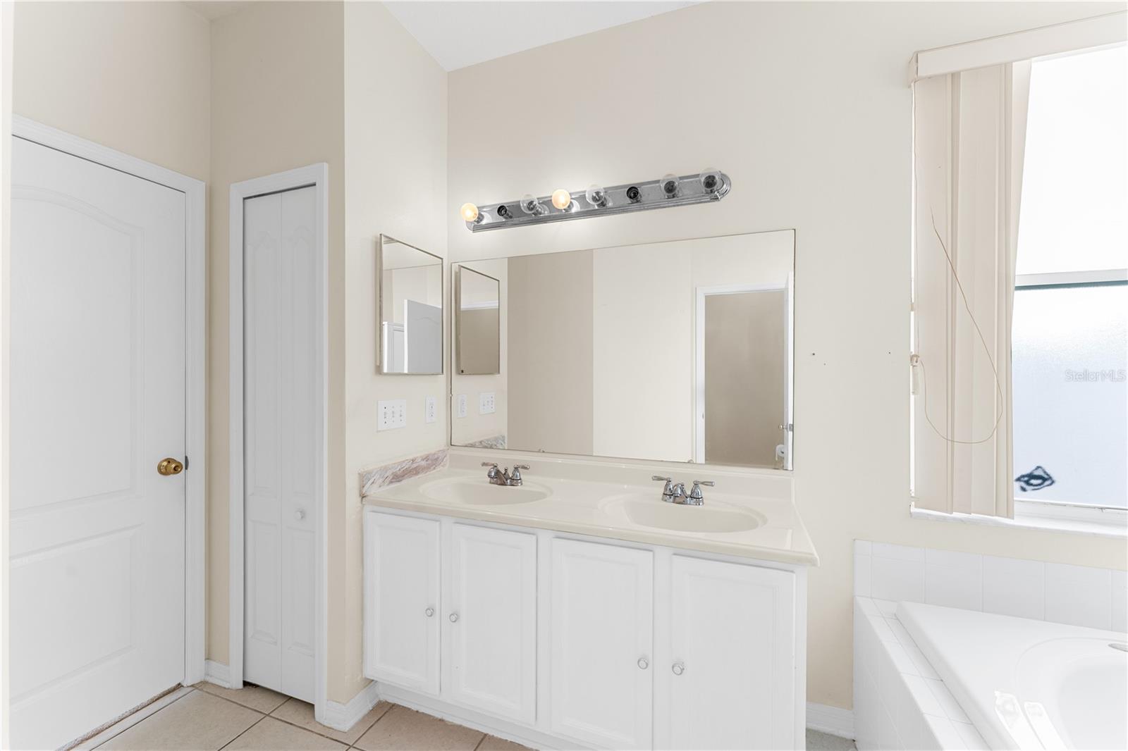 Listing photo id 36 for 10416 Meadow Spring Drive