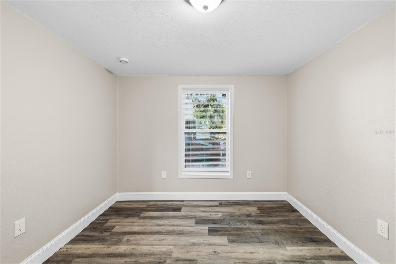 Image 18 of 32 For 2547 10th Avenue S