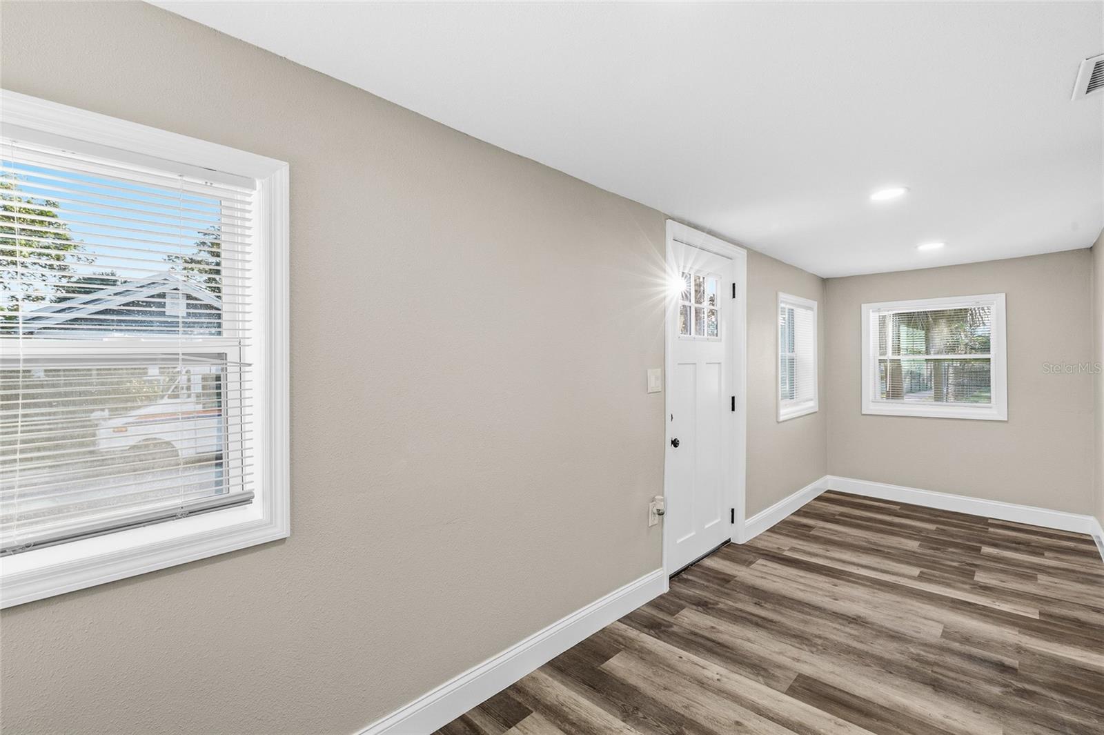 Image 3 of 32 For 2547 10th Avenue S