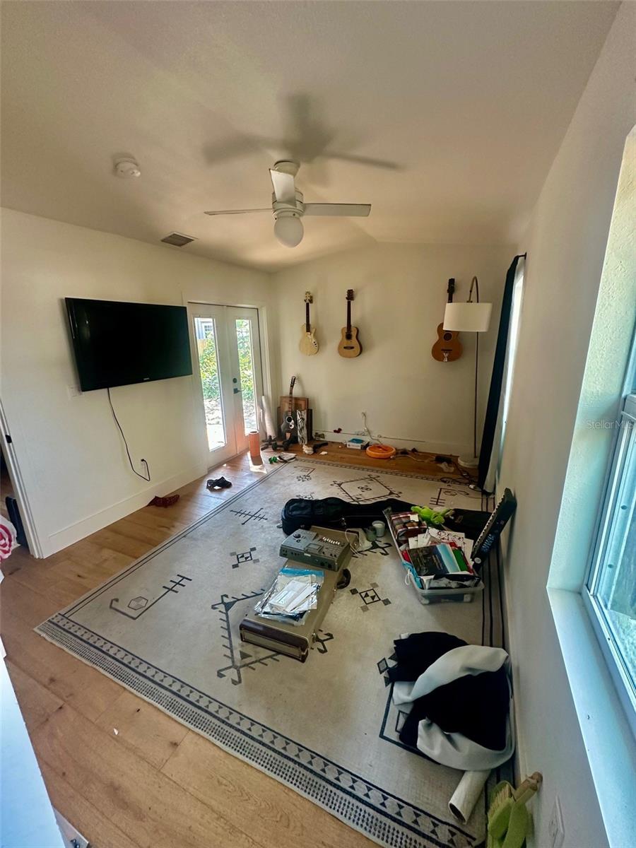 Listing photo id 7 for 900 46th Avenue N