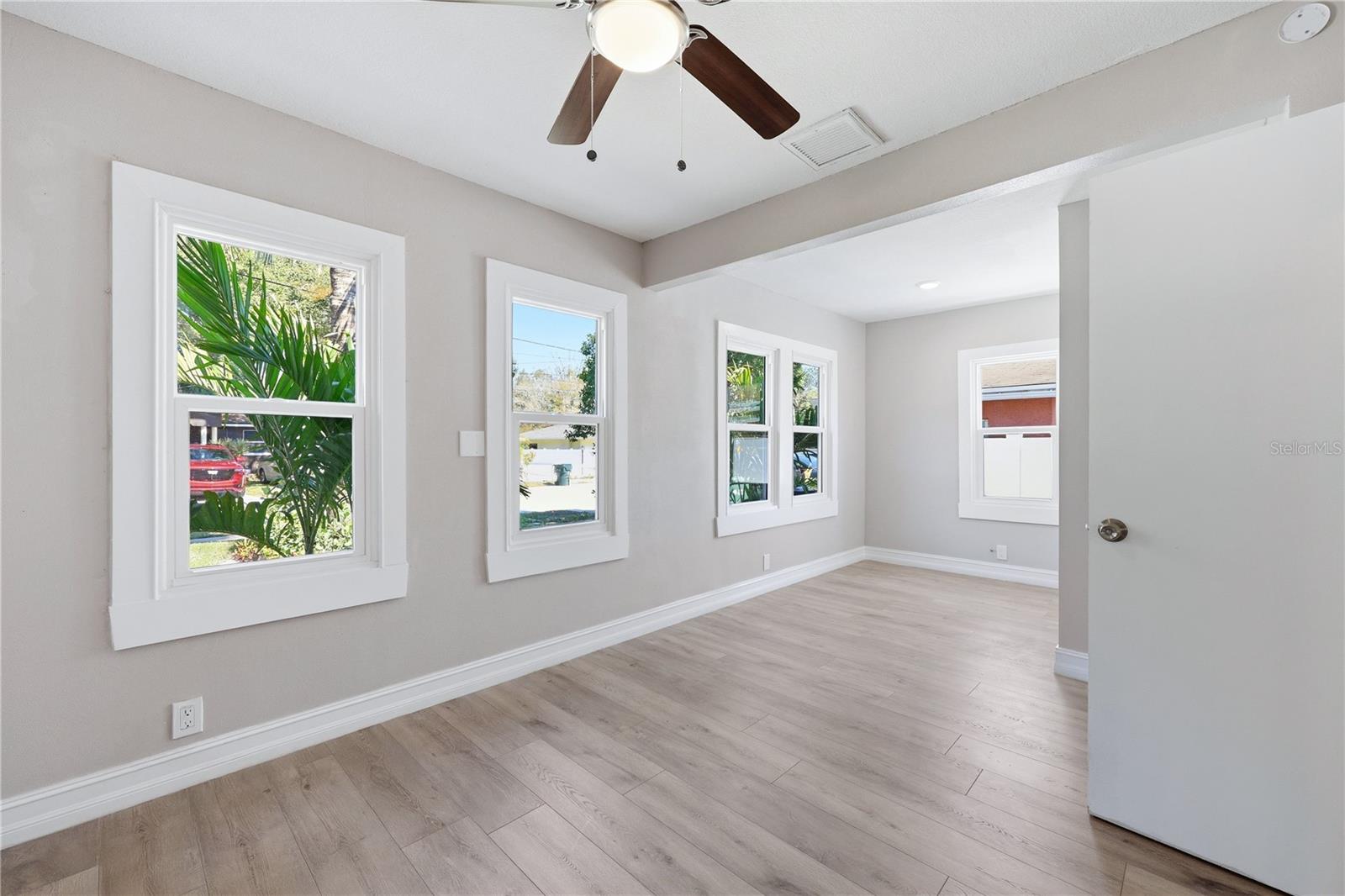 Image 12 of 25 For 727 16th Avenue Nw