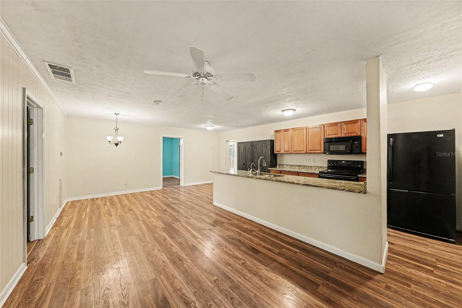 Listing photo id 9 for 209 Clemons Road