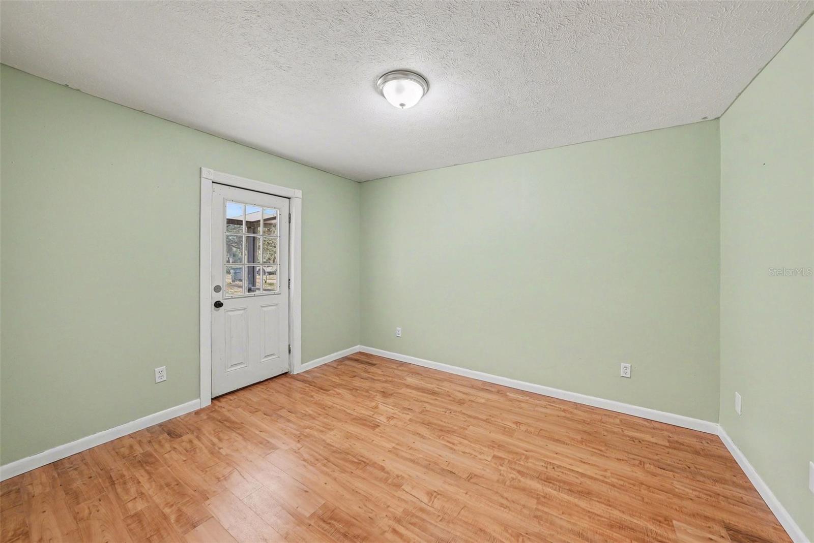 Listing photo id 17 for 209 Clemons Road