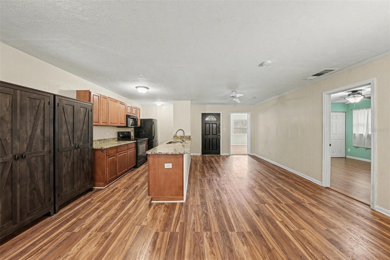 Listing photo id 4 for 209 Clemons Road