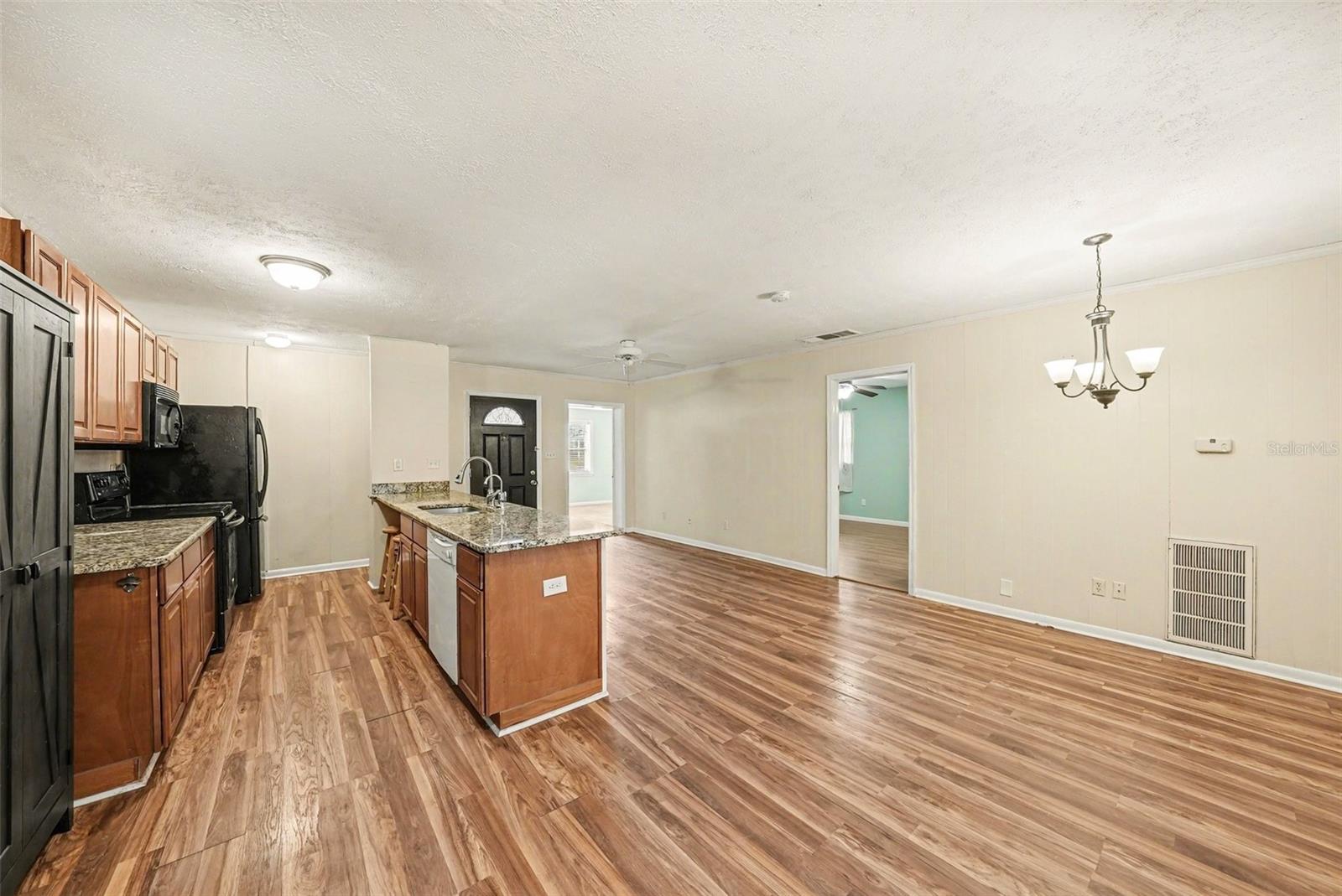 Listing photo id 6 for 209 Clemons Road