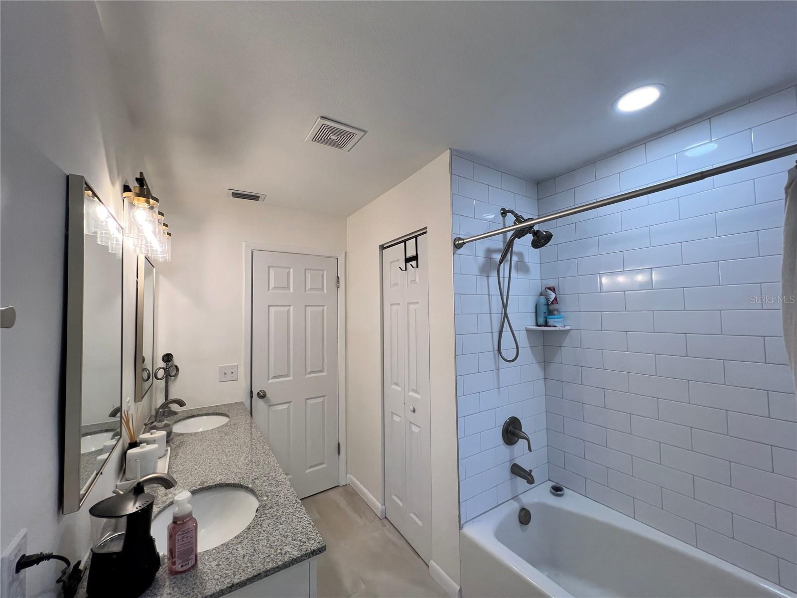 Listing photo id 10 for 1011 66th Street