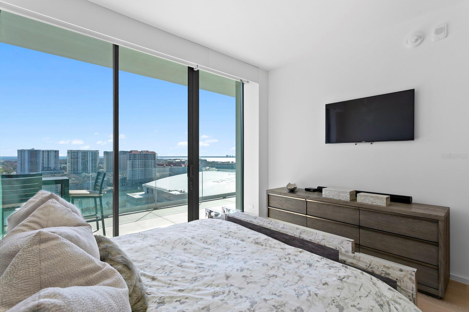 Listing photo id 40 for 1000 Water Street 1502