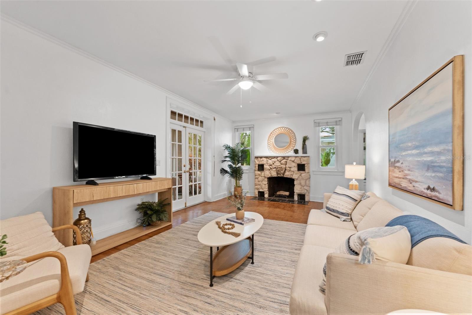 Listing photo id 3 for 250 Aberdeen Street