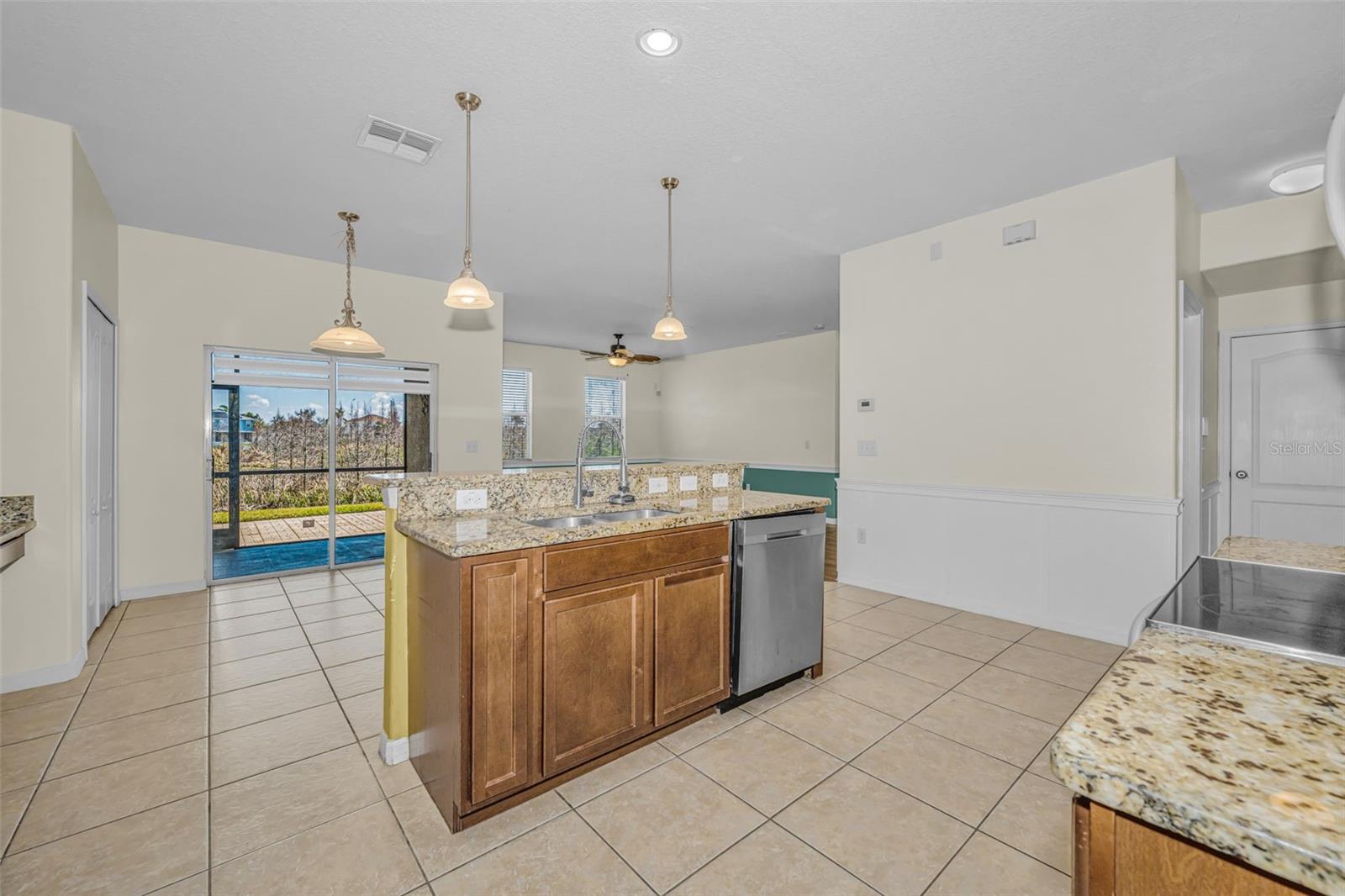 Listing photo id 11 for 521 Vista Ridge Drive