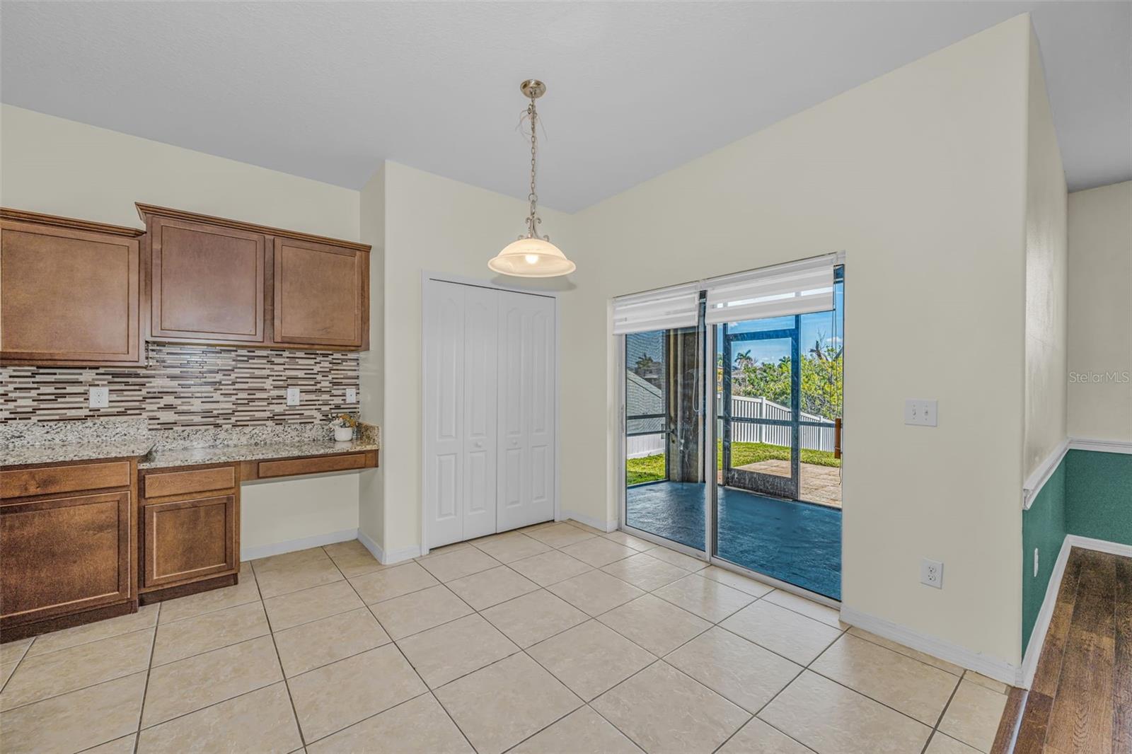 Listing photo id 15 for 521 Vista Ridge Drive