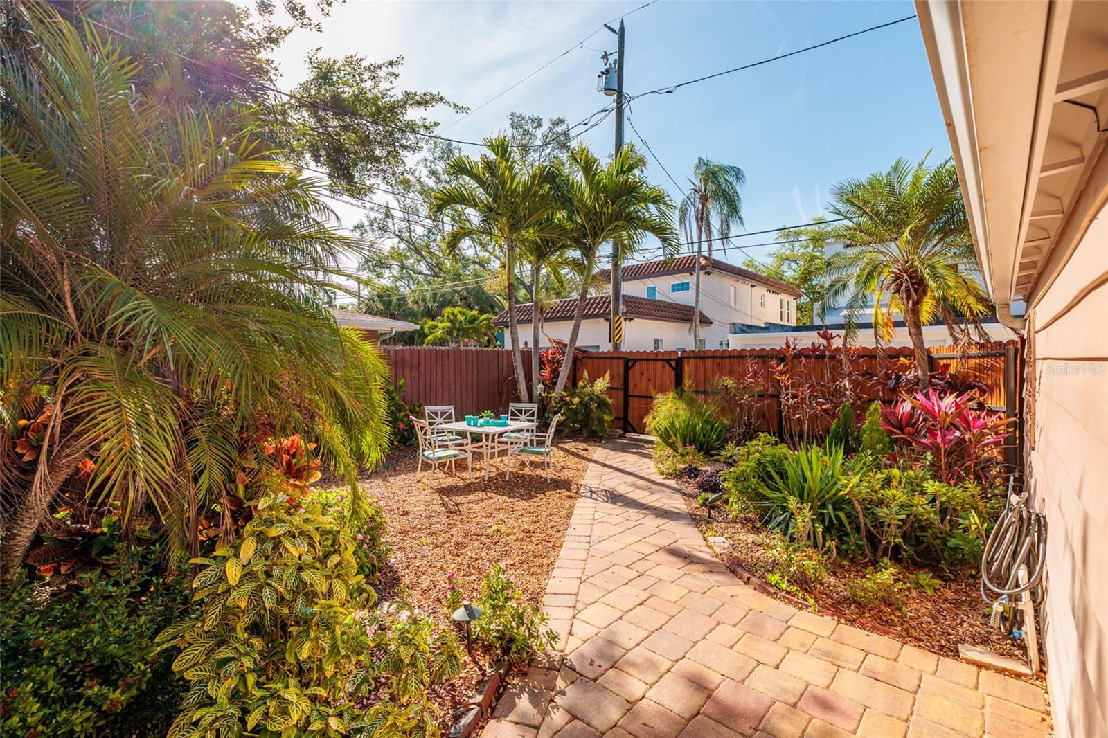 Listing photo id 29 for 446 21st Avenue Ne