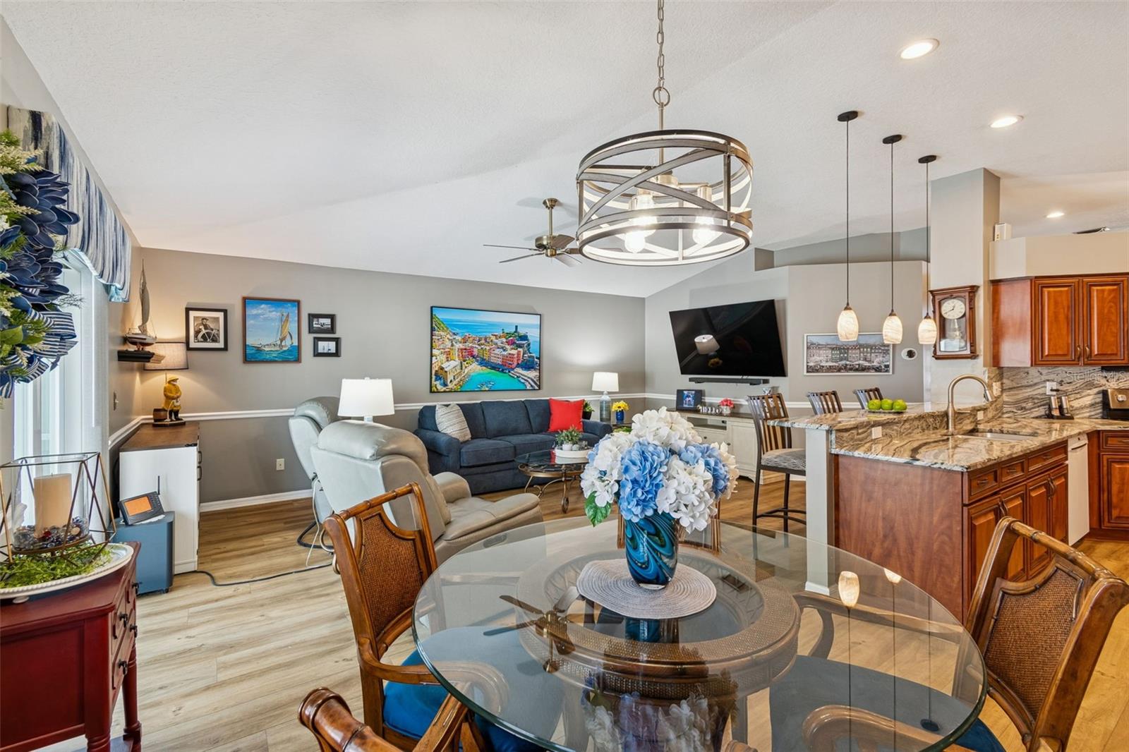 Listing photo id 13 for 3301 Black Gum Court